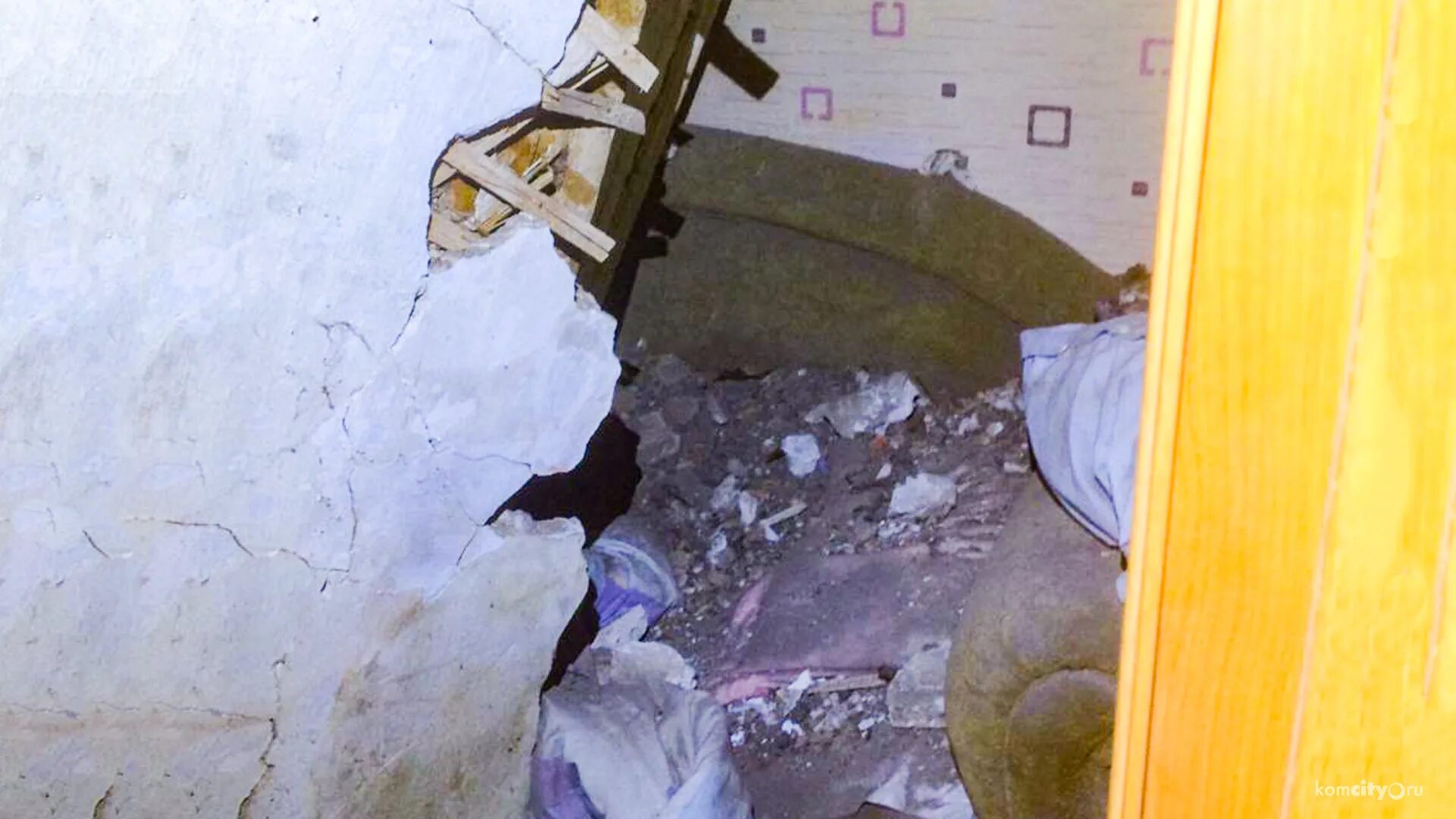 упал потолок в квартире. обрушение потолка в квартире. квартира в ипотеку. фото стройки израиля. разгромленная кухня.