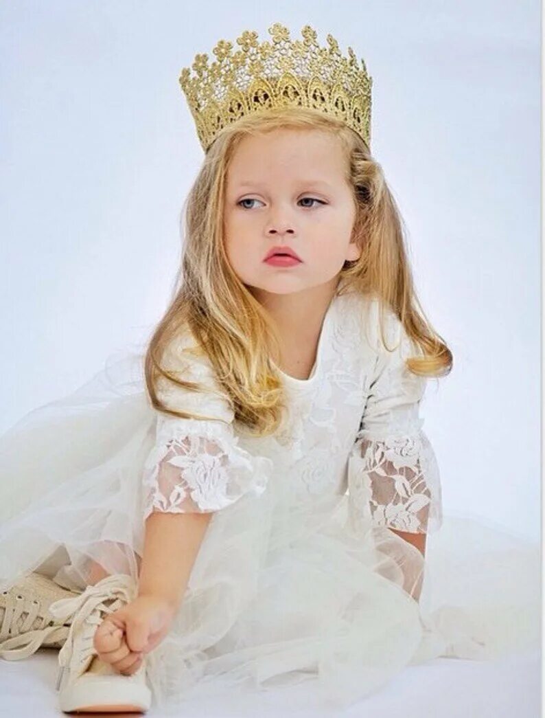 Самой маленькой принцессе. Прическа с короной для девочки. Девушка в короне. Девочка с Кораном. Прическа принцессы для девочки с короной.