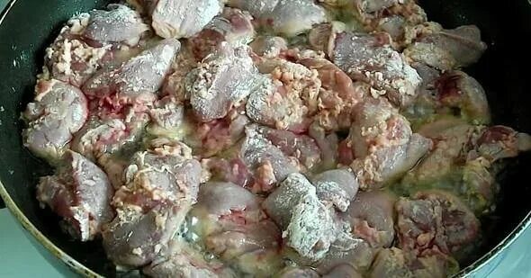 Сколько времени варить сердечки куриные до готовности. Сколько времени варить куриные сердечки. Кастрюля куриных сердечек. Сколько минут варить куриные сердечки. Сколько времени варить сердечки куриные до готовности.