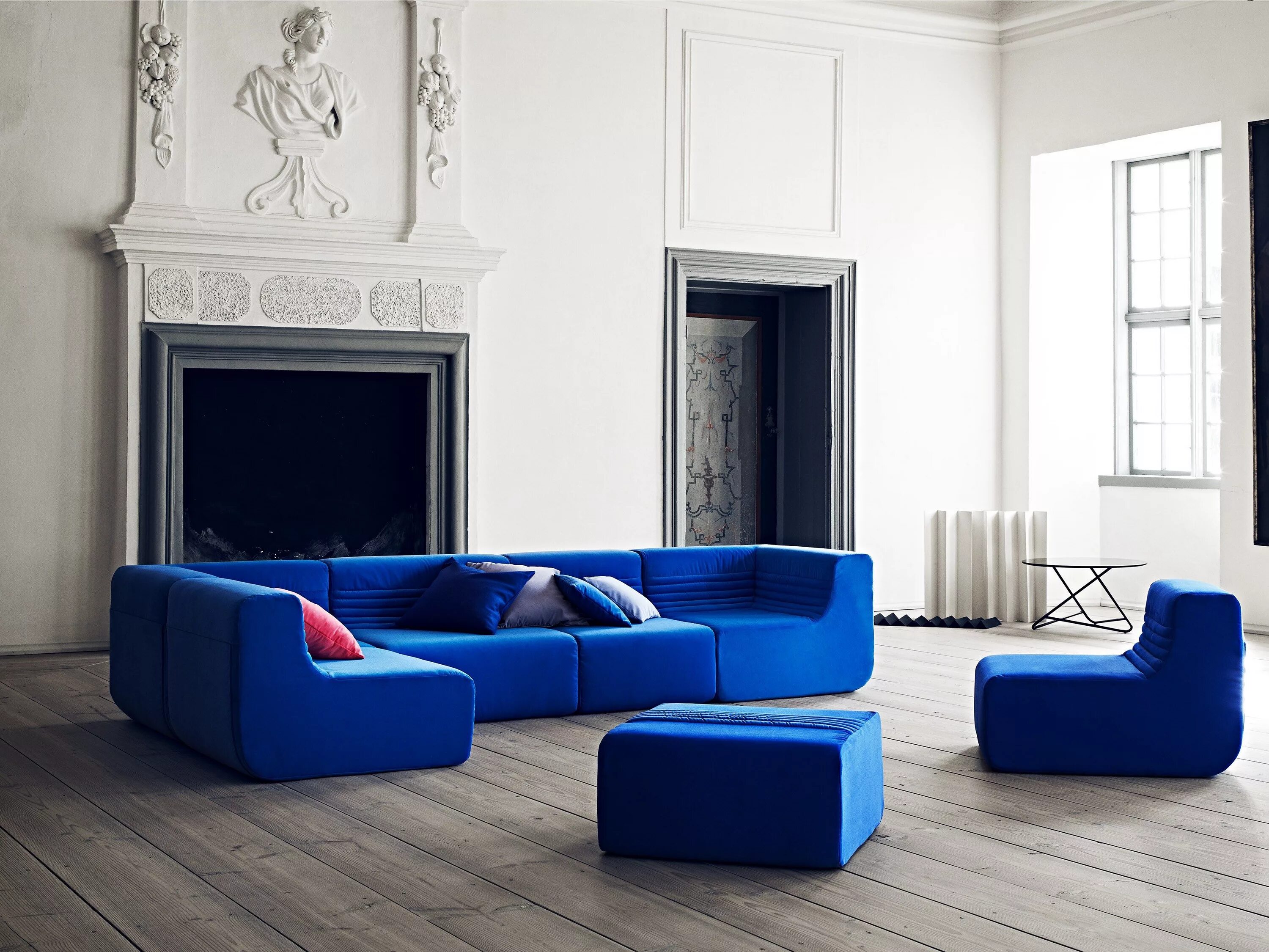 Синий диван. Диван лофт Софтлайн. Диван Softline Sofa. Диван в интерьере. Стильный синий диван.