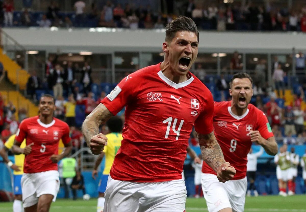 Сборная швейцарии по футболу. Нападающий швейцарии. Шакири сборная швейцарии фото. Игрок сборной швейцарии по футболу на евро 2016. Португалия швейцария 2022.