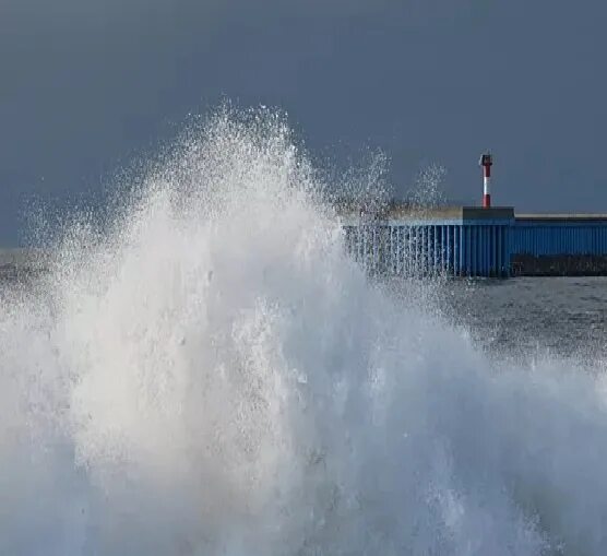 Девушку смыло волной сочи 2024. Девушку в сочи смыло волной. Мужчина на морском пляже. Море, волны. Девушку смыло волной сочи 2024.