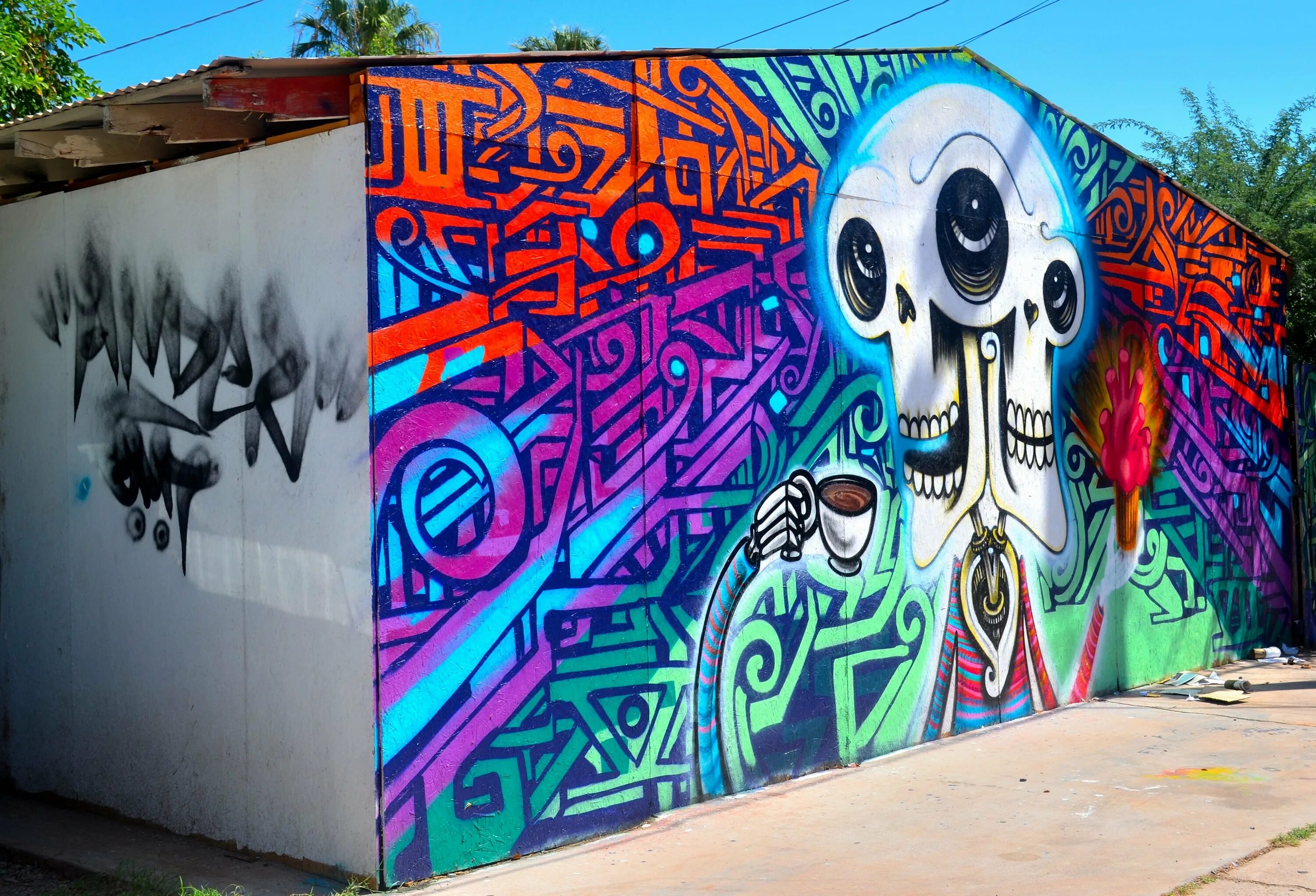 Is graffiti art. Граффити на стене. Разрисованные стены баллончиком. Красочные граффити. Разрисованные стены на улице.