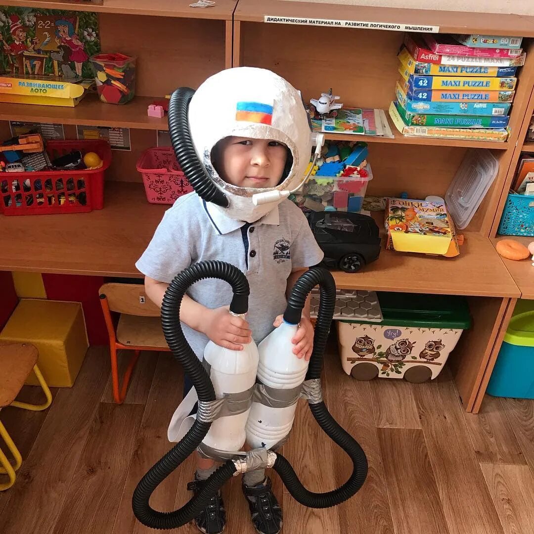 Детский костюм космонавта своими руками. Костюм Космонавта для детей. Костюм Космонавта в детский сад. Костюм Космонавта ребенку в садик. Скафандр своими руками для ребенка.