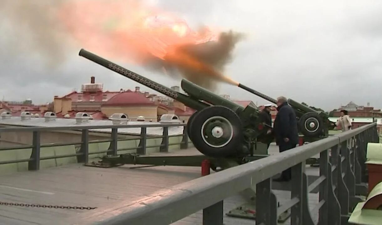 Во сколько стреляют в петропавловской. Пушки Петропавловской крепости. Полуденный выстрел с Петропавловской крепости. Залп пушки в Петропавловской крепости.