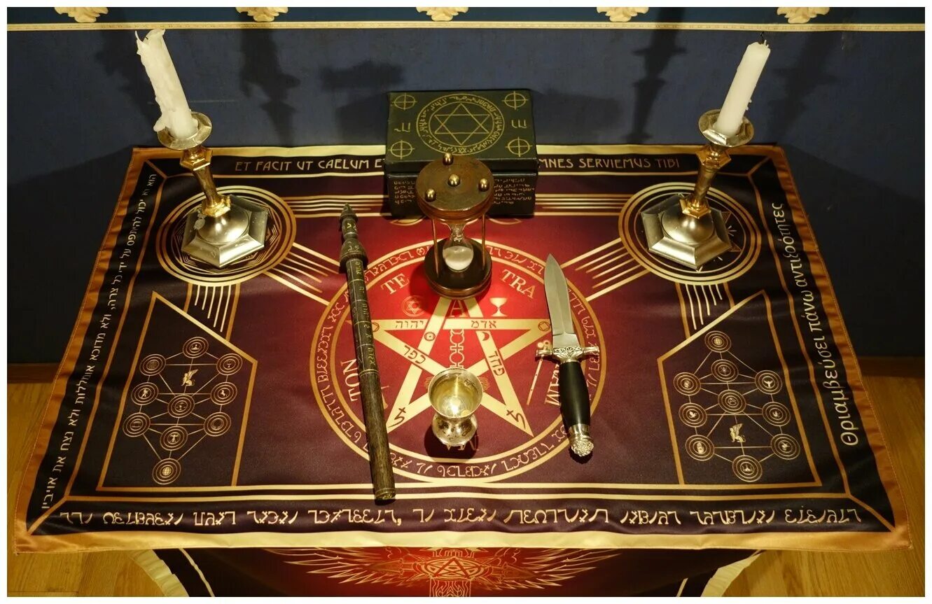 Алтарь викканство ведьмина лавка. Алтарь для свечной магии. Алтарная часть в храме в сокольниках. Алтарь египтиан. Церемониальная магия.