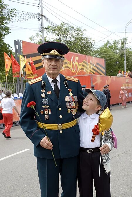 Дедушка ветеран. Ветеран с внуком. Дедушка ветер. С днем Победы дедушка.