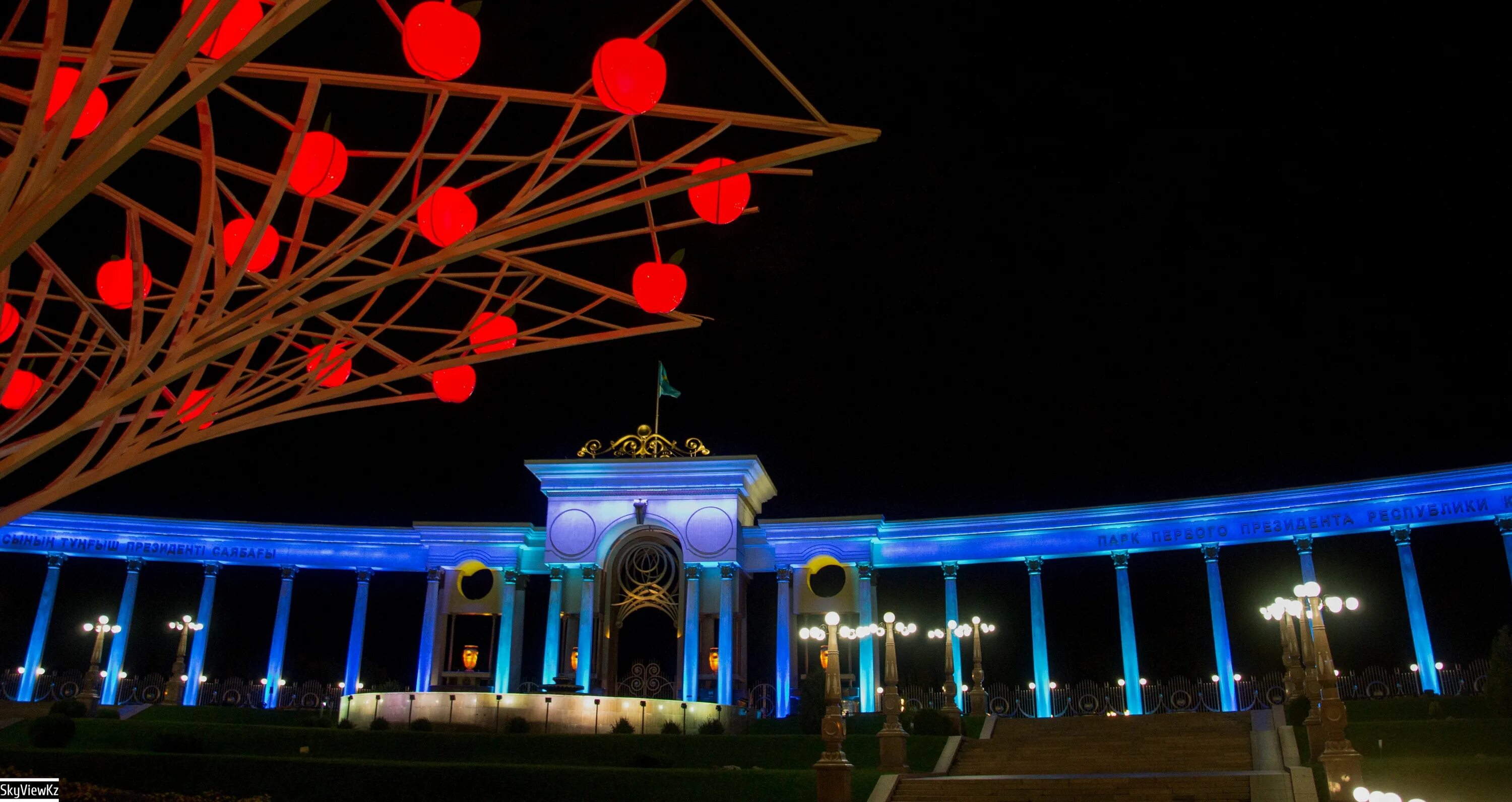 Парк первого президента в Алматы ночной. Президентский парк Алматы площадь. Президентский парк Астана горка. Тараз президентский парк.