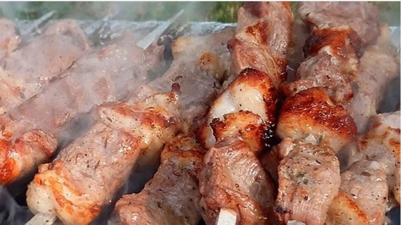 Шашлык из свинины рецепт маринада самый вкусный. Маринад для шашлыка из свинины. шашлык в кефирном маринаде. шашлык на мангале. шашлык свиной в маринаде.