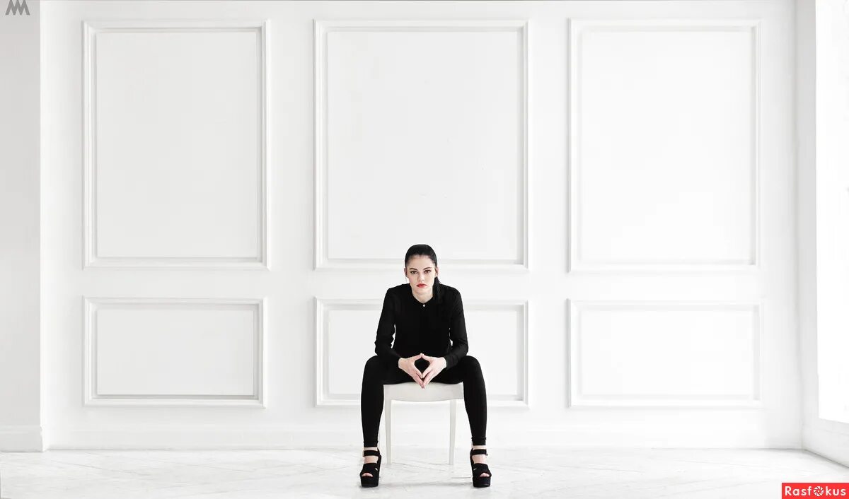 съемка в стиле минимализм в студии. пластиковые окна девушка. фотостудия с белыми стенами. лофт нью-йорк спб фотостудия фабрика. минимализм фотосессия студия.