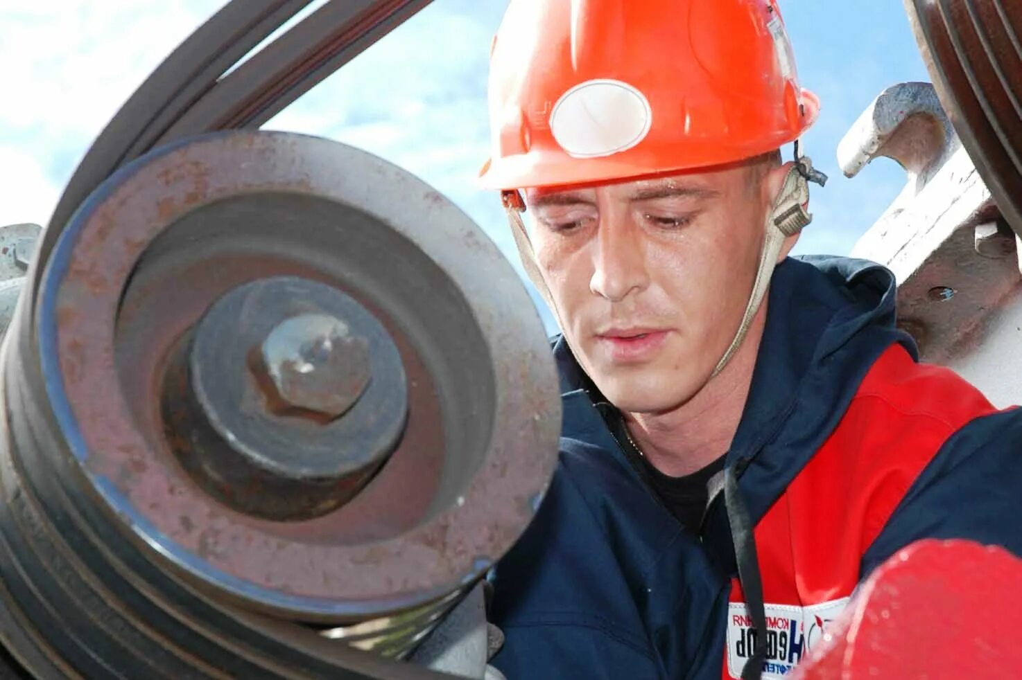 помощник бурильщика крс. бурильщик нефтяных и газовых скважин. бурильщик капитального ремонта скважин. буклет по профессии бурильщик. помощник бурильщика эрбс на нефть и газ.