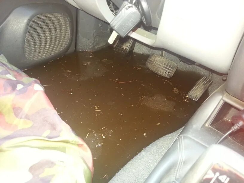 Залил водой салон. Вода в багажнике w203. Вода в салоне автомобиля. Залил водой салон. Залил водой салон.