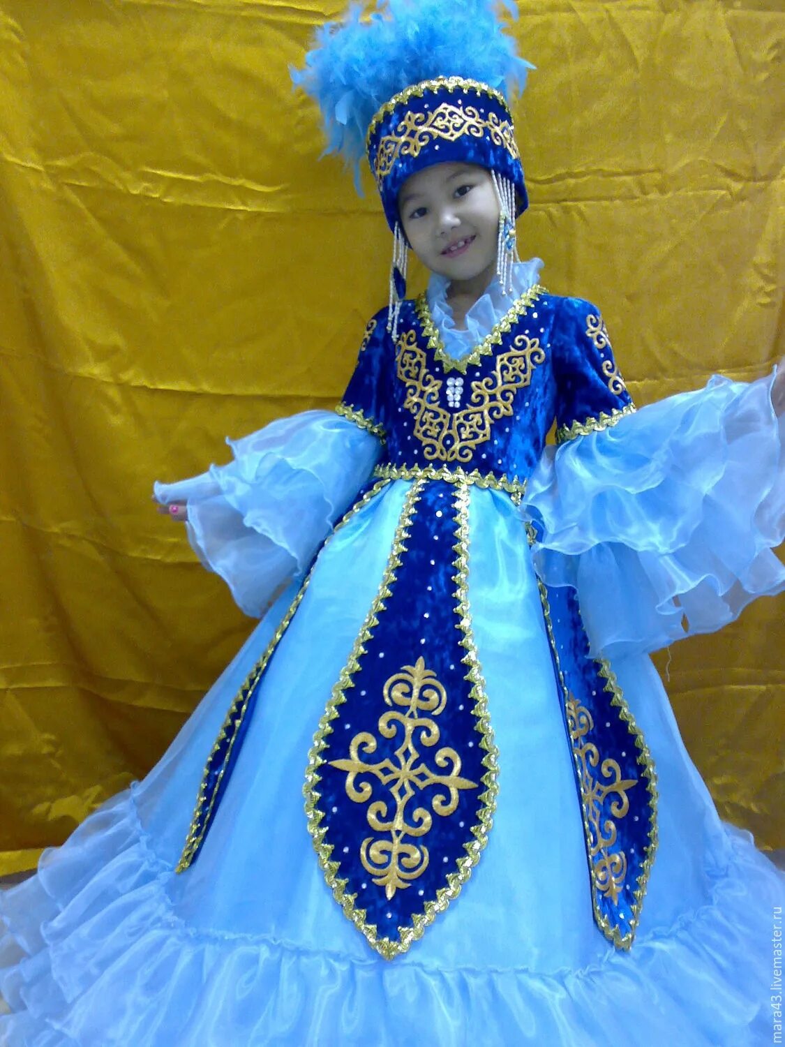 Казахский национальный костюм. Казахский национальный костюм для девочки. Казахское национальное платье. Казахское национальное платье для девочек. Казахские костюм детский