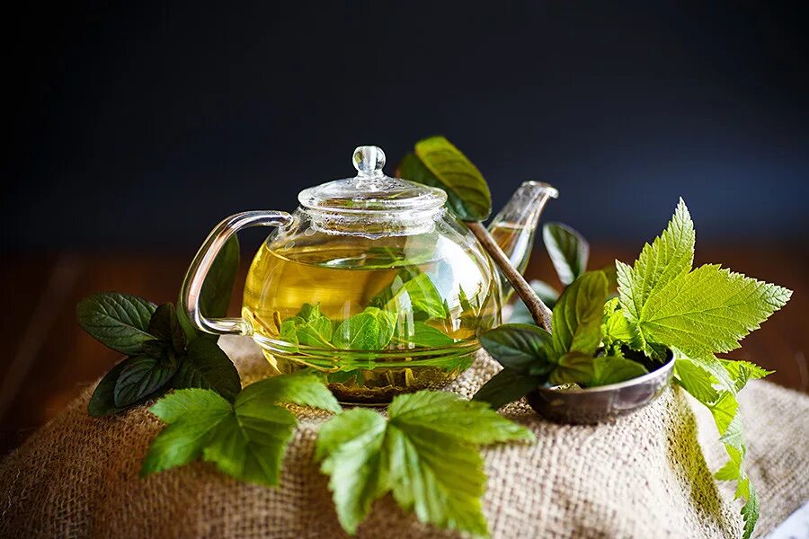 Чай с мятой. Листья малины чай. Чай с малиновым листом. Травяной чай в чайнике.