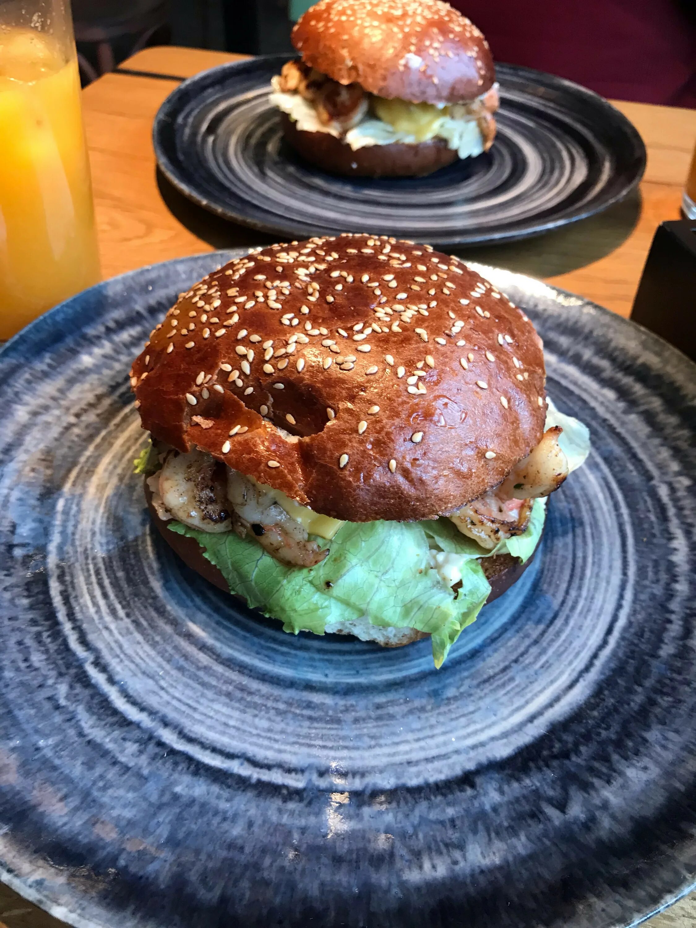 Бургер кафе краснодар. Американские большие бургеры. Бургер в ресторане. Гамбургер ресторан. Бургер ресторан.