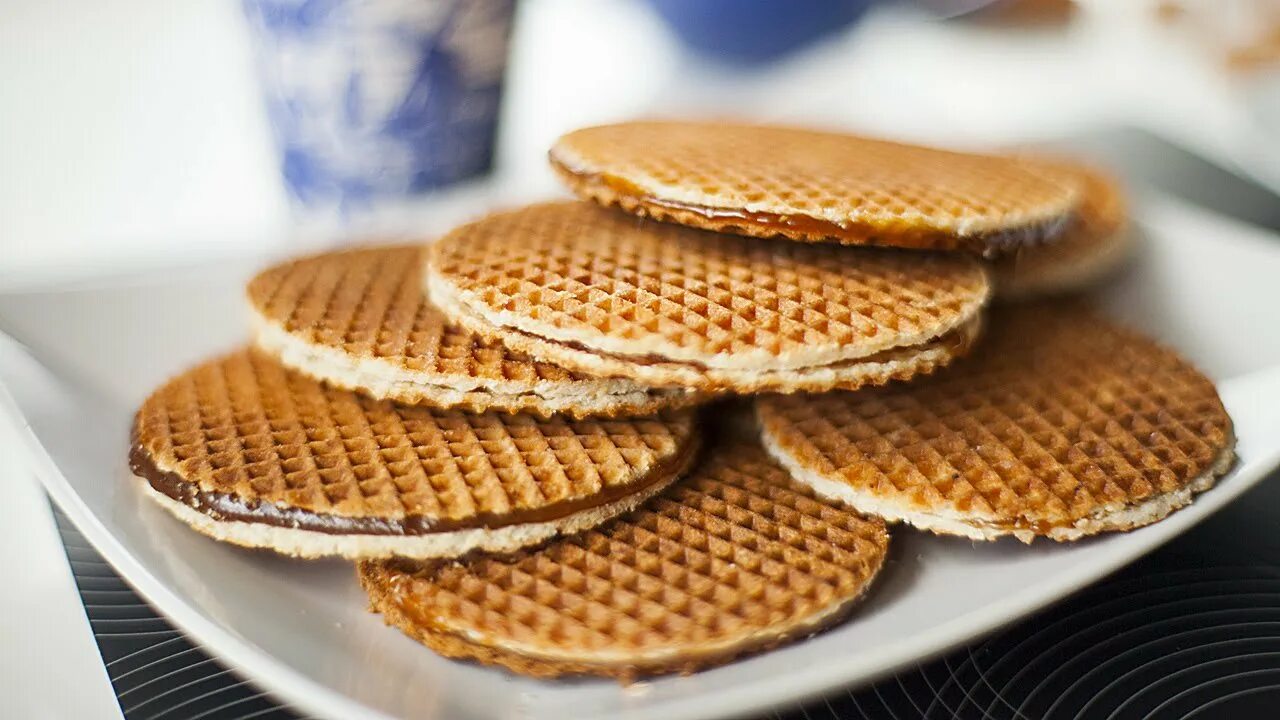 Голландские вафли начинки. Вафли Stroopwafels. Stroopwafels голландские вафли. Голландские вафли «Stroopwafels» в Нидерландах. Голландские вафли со сгущенкой.