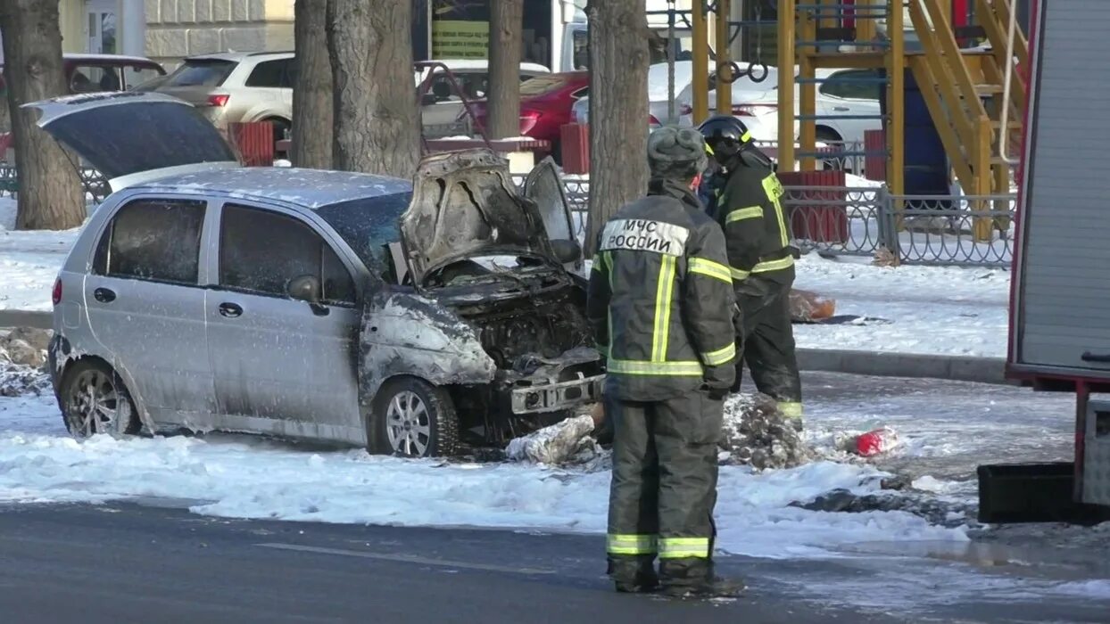 Автомобиль сотрудника ДПС. Режим ЧП. Машина журналистов.