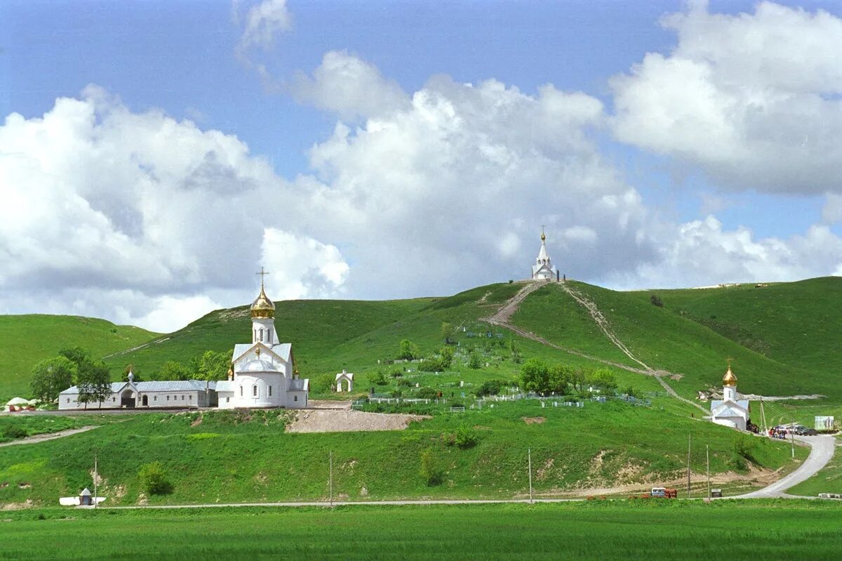 Фотографии белгородской области. Холковский монастырь Белгородской области. Холки монастырь Белгородская область. Холковский монастырь достопримечательности Белгородской области. Белгород меловые горы холки монастырь.