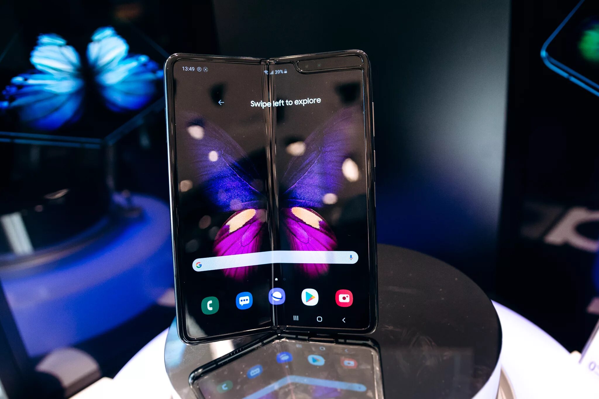 Новый самсунг с раскладным экраном. Samsung Galaxy Fold с гибким. Новый самсунг 2019 Fold. Самсунг галакси с гибким экраном. Самсунг галакси гибкий дисплей.