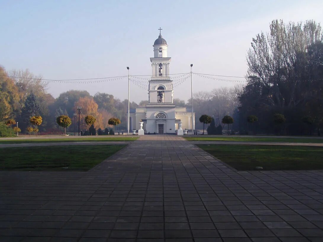 Кишинев бульвар. Сквер кафедрального собора.