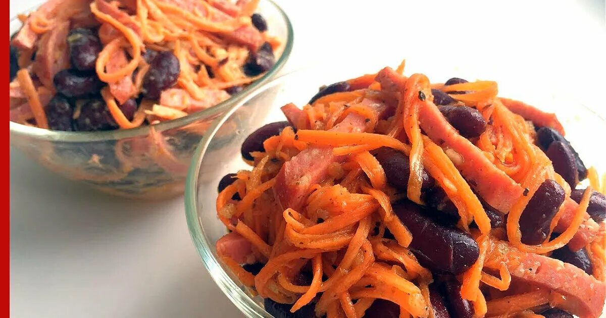 Салат с морковкой по корейски и сухариками. Салат обжорка с колбасой и корейской морковью и сухариками. салат с фасолью и корейской морковью. салат с фасолью и корейской морковкой. салат с фасолью и корейской морковью и колбасой.
