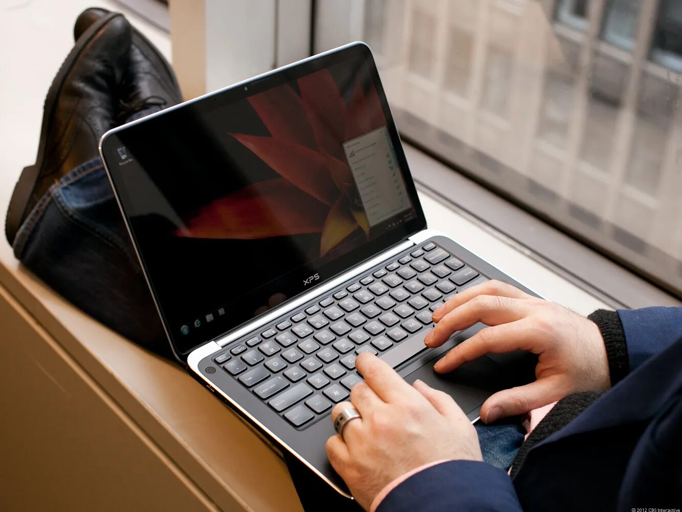 Что делать ноут. Ноутбук руки. Ручной ноутбук. Ультрабук в руках. Открытый ноутбук в руках.