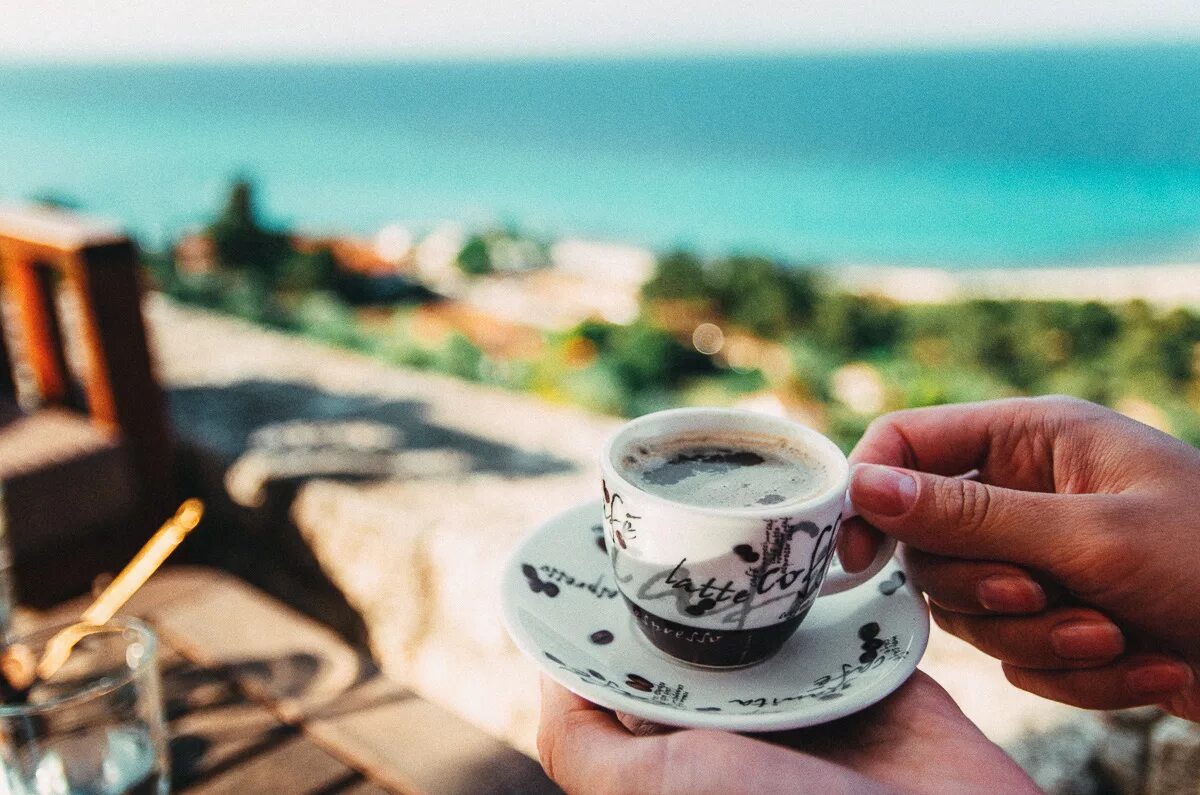 Утро ди. Чашка кофе на море. Кофе и море. Кофе на фоне моря. Красивый кофе.
