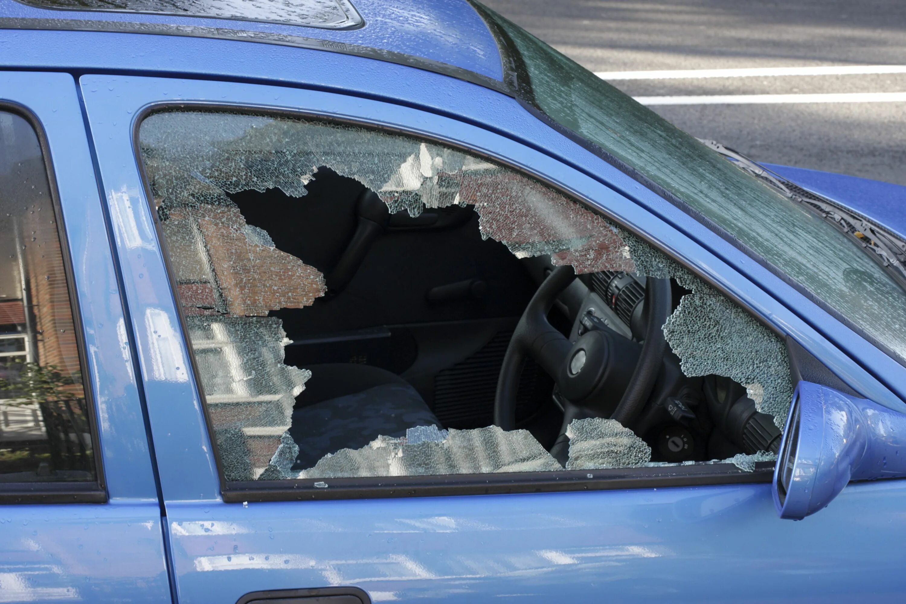 Разбили окно машины. Разбитое окно автомобиля. Автомобиль с разбитым стеклом. Разбить окно автомобиля. Разбил окно в машине.