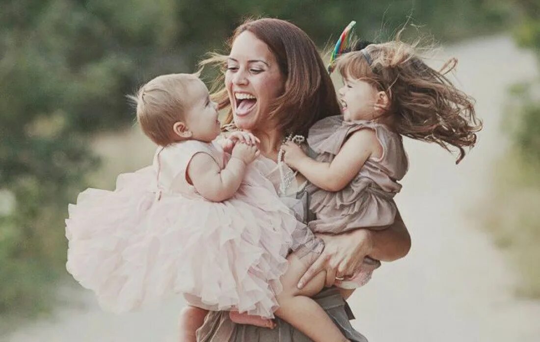 Танец счастье это мамины. Мать с ребенком. Счастливая мама с ребенком. Мама с ребёнком счастоивые. Счастливая женщина с ребенком.