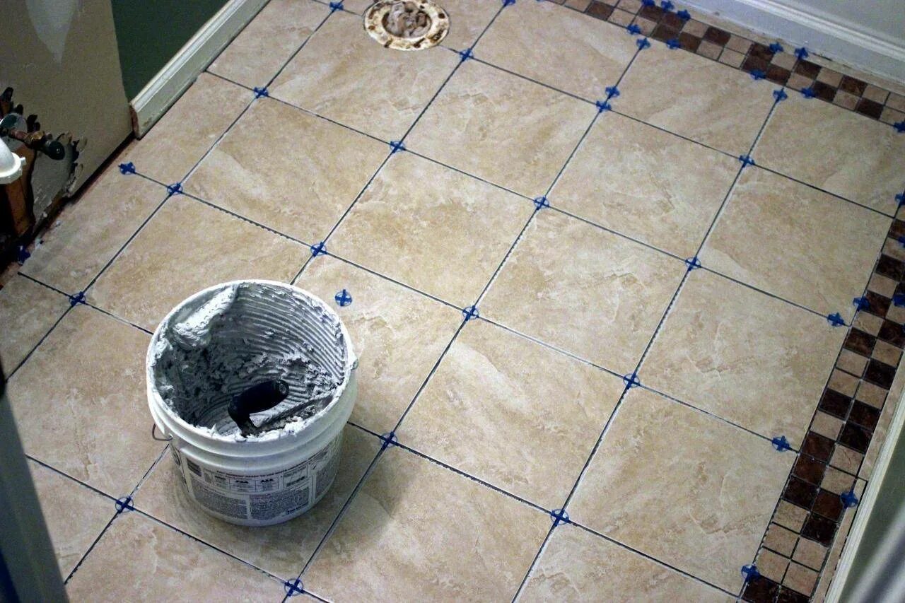 На что можно положить плитку. Укладка плитки. Укладка керамической плитки. Плитка на пол в ванную. Укладка плитки на пол в ванной.