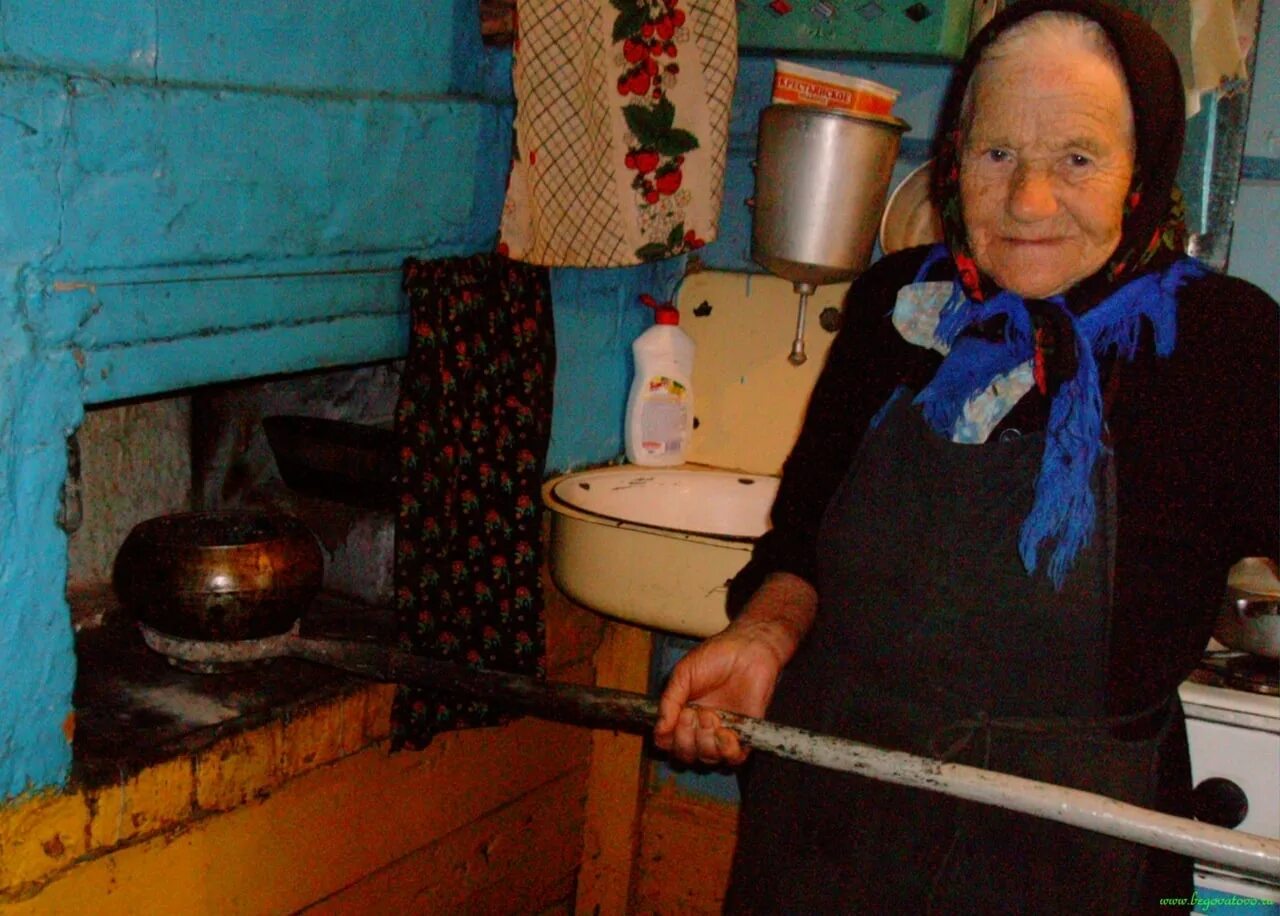 Для отопления дома бабушка решила. Бабушка с ухватом. Бабка на печке. Старушка у печки. Бабушка в русской избе.