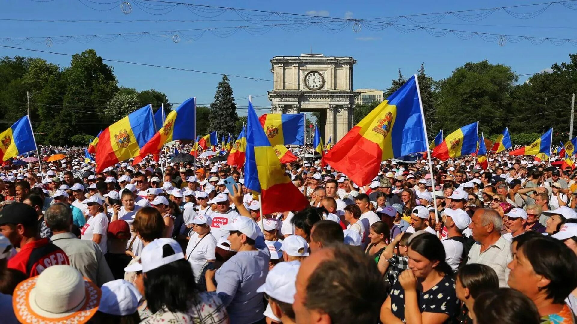 Митинг в Молдове сейчас 2022. Протесты в Молдавии 2022. Протесты в Молдове против Санду. Протесты в Кишиневе 2022.