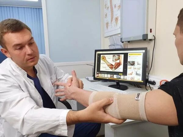 Ревматолог артролог. Артролог. доктор локоть. обследование локтевого сустава. артролог в диагностическом.