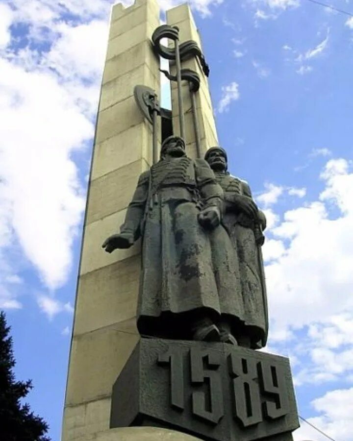 Памятники царицына. Памятник отцам основателям Волгоград. Памятник основателям Царицына-Волгограда. Царицын Сталинград Волгоград монумент. Памятник стрельцам в Волгограде.