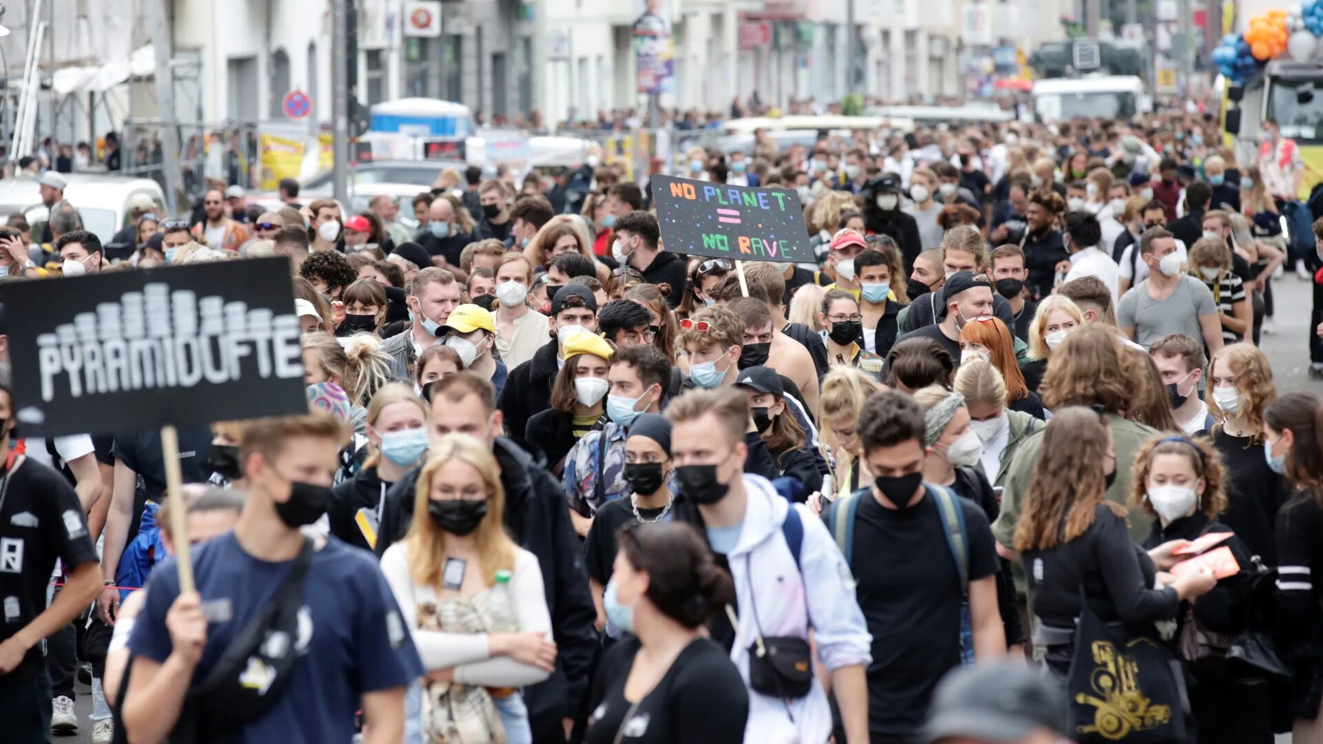 Протесты в Берлине 1 августа 2022. Митинг в Берлине. Митинги в Берлине 2023. Берлин люди. Организовать протест