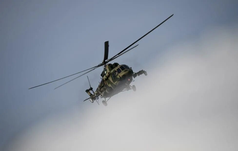 Ми-8 вертолёт боевые вертолёты. Военный санитарный вертолет ми 8 арт. Фото военные вертолеты ми-21. Ми-8 тушит Лесные пожары пейзаж.