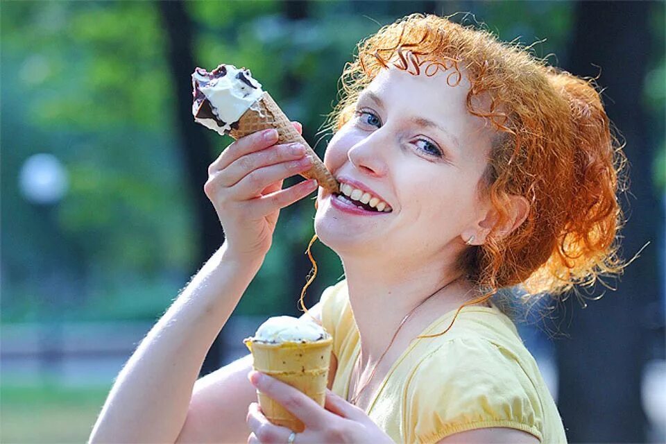 Женщина ест мороженое. Девушка ест мороженое. Фотосессия с мороженым. Женщина с мороженым. Девочка эскимо