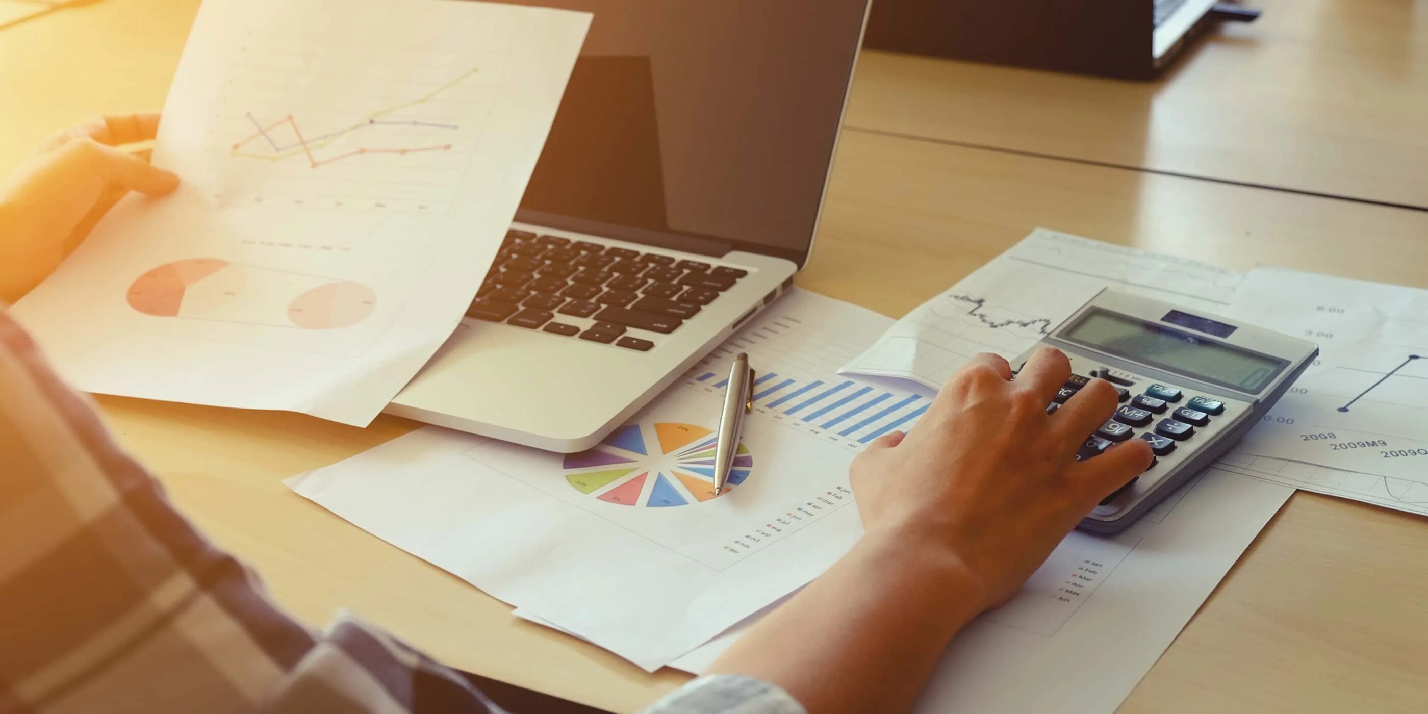 Женщина подписывает бумаги. Бизнес финансы. Юрист фото. Signing statement. Employment law картинки.