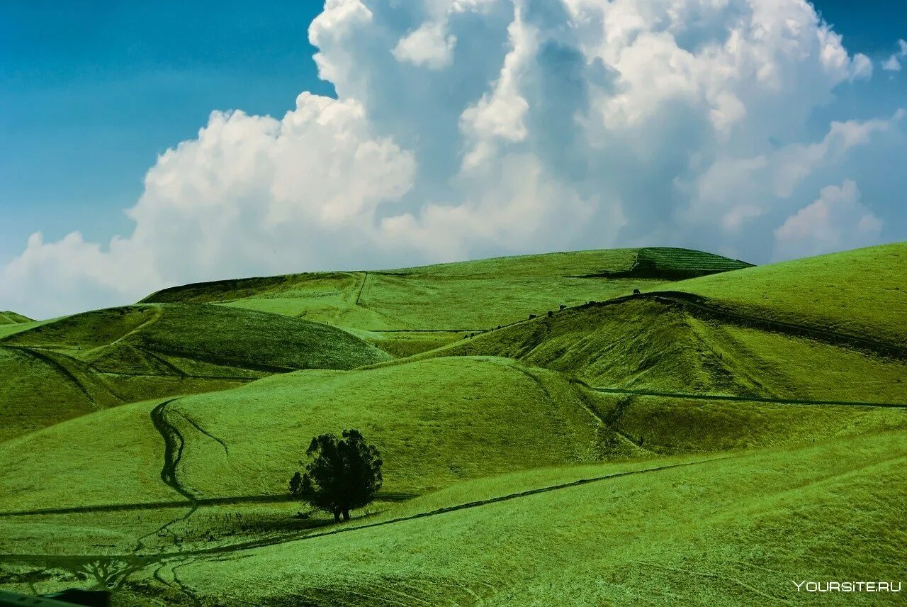 Картинка холма. Холмистая равнина равнина. Уругвай Холмистая местность. Green Hills зеленые холмы Ирландии. Холмистые возвышенности Ирландии.