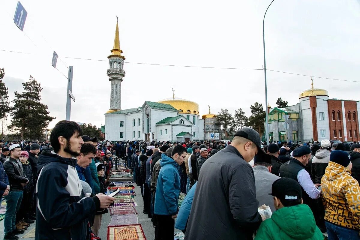 10 апреля праздник ураза. Ураза байрам в Омске. Сургут мечеть Рамадан. Мечеть Ураза байрам. Мусульмане в мечети.