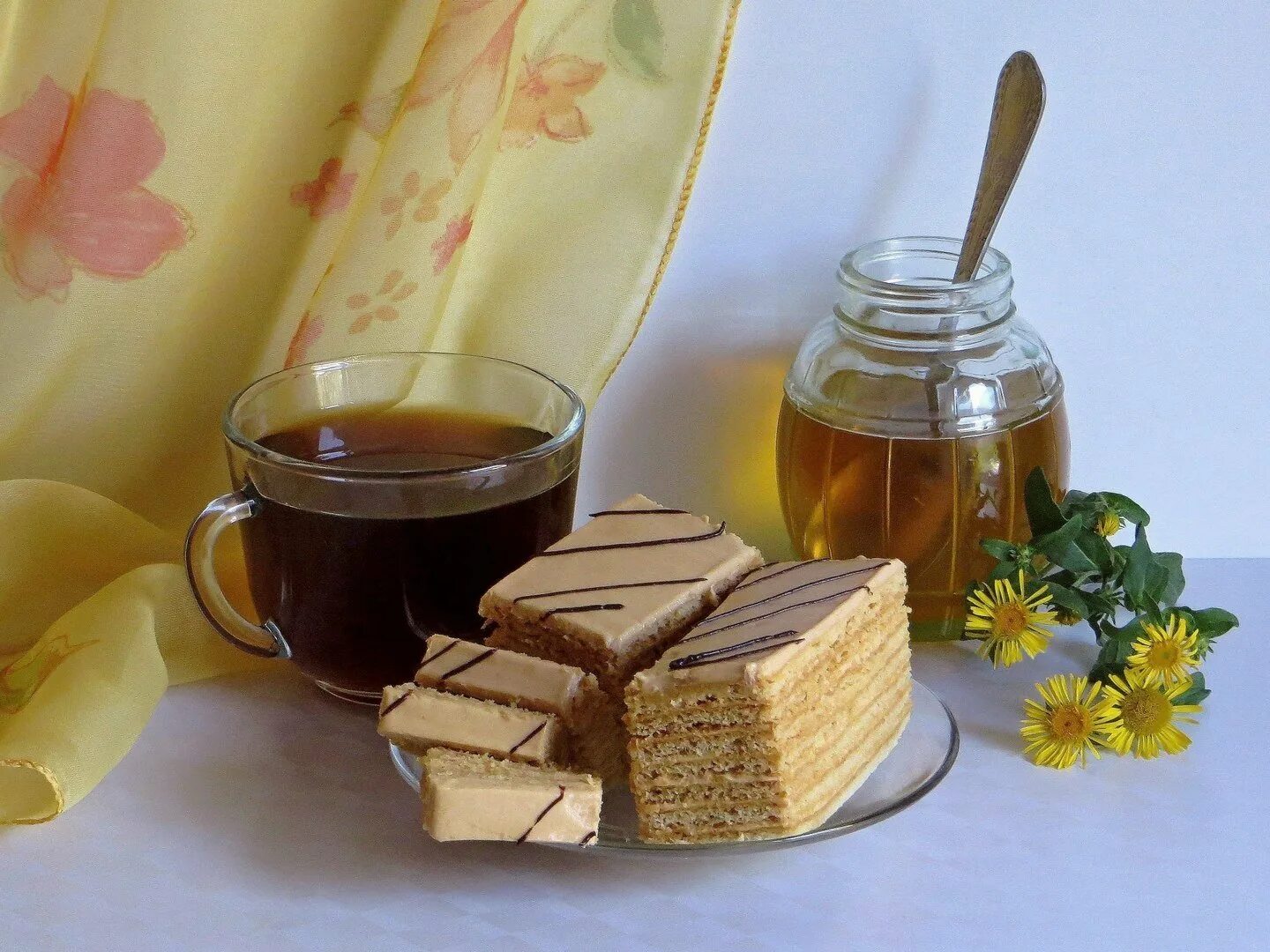 Заваривая чай мне хотелось угостить друзей. Чай с медом. Мед с чаем. Сладости с медом. Чаепитие с медом.