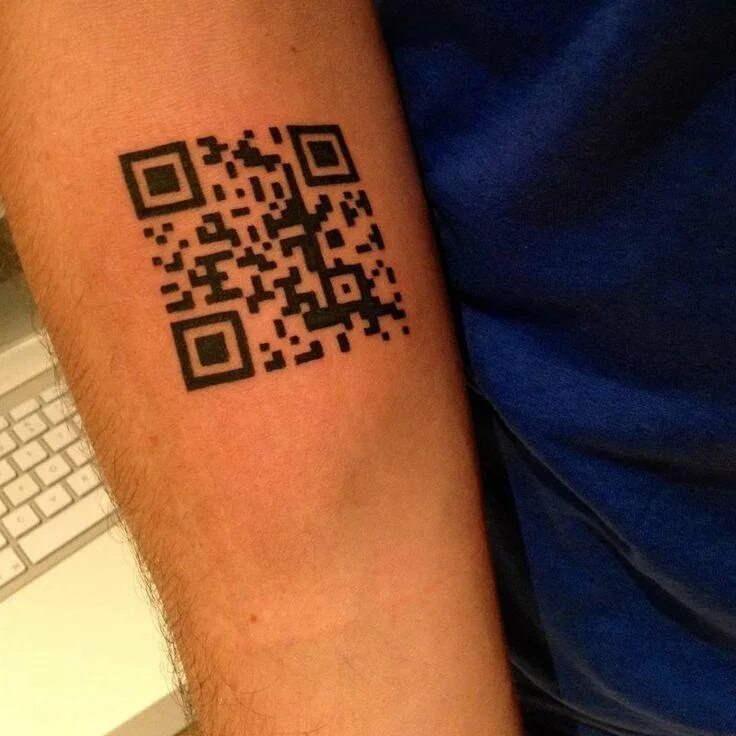 QR код. Татуировка QR код. Наколка в виде QR кода. QR код тату на руке.