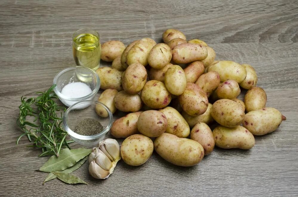 Кожура молодого картофеля. Картофель молодой. Молодая картошка. Что полезного в картофеле. Новая картошка.