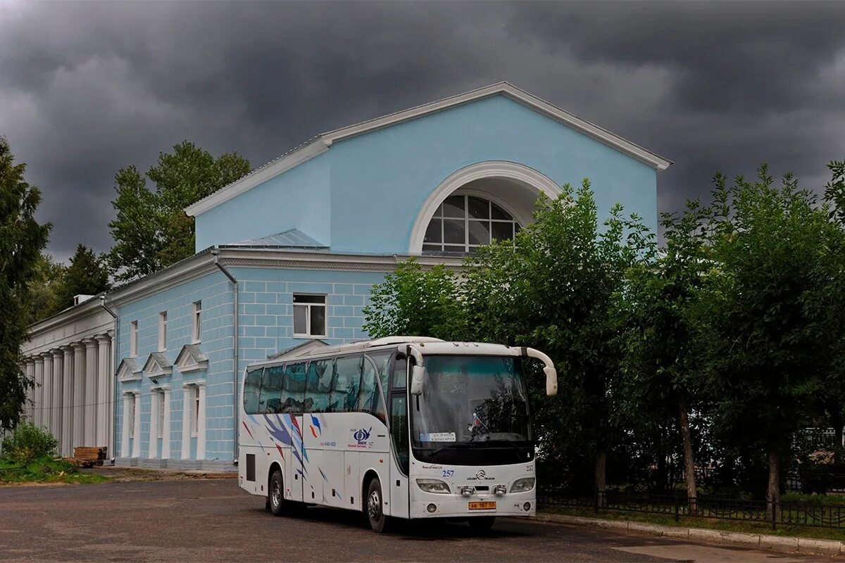 Автобус спб русса. Автовокзал старая русса. автостанция старая русса старая русса. автобусы старая русса. волот великий новгород.