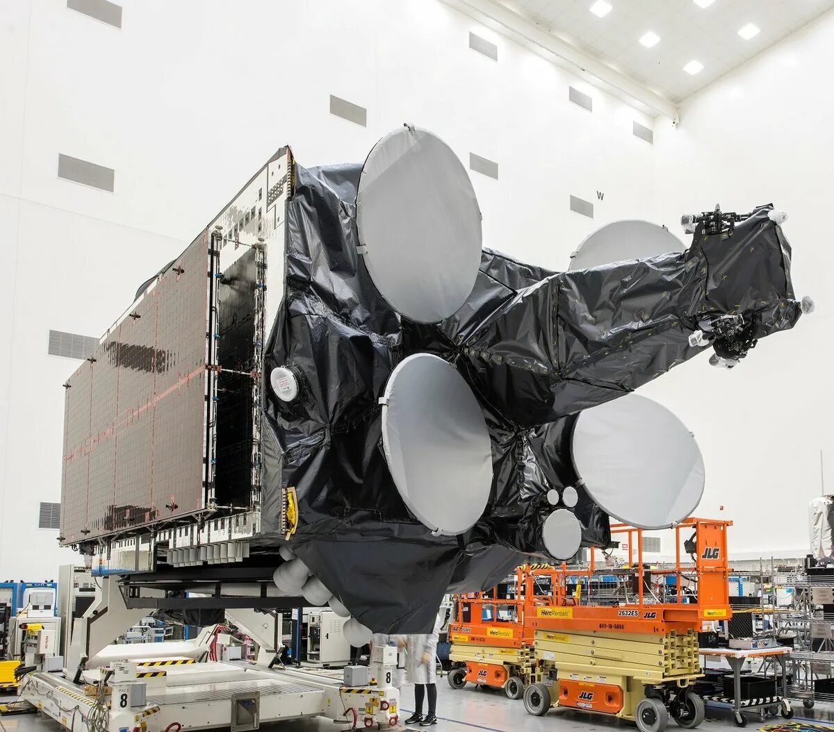 Amos-17 Satellite. Спутник гигантский. Боинг 702 Спутник. Запуск спутника Amos.