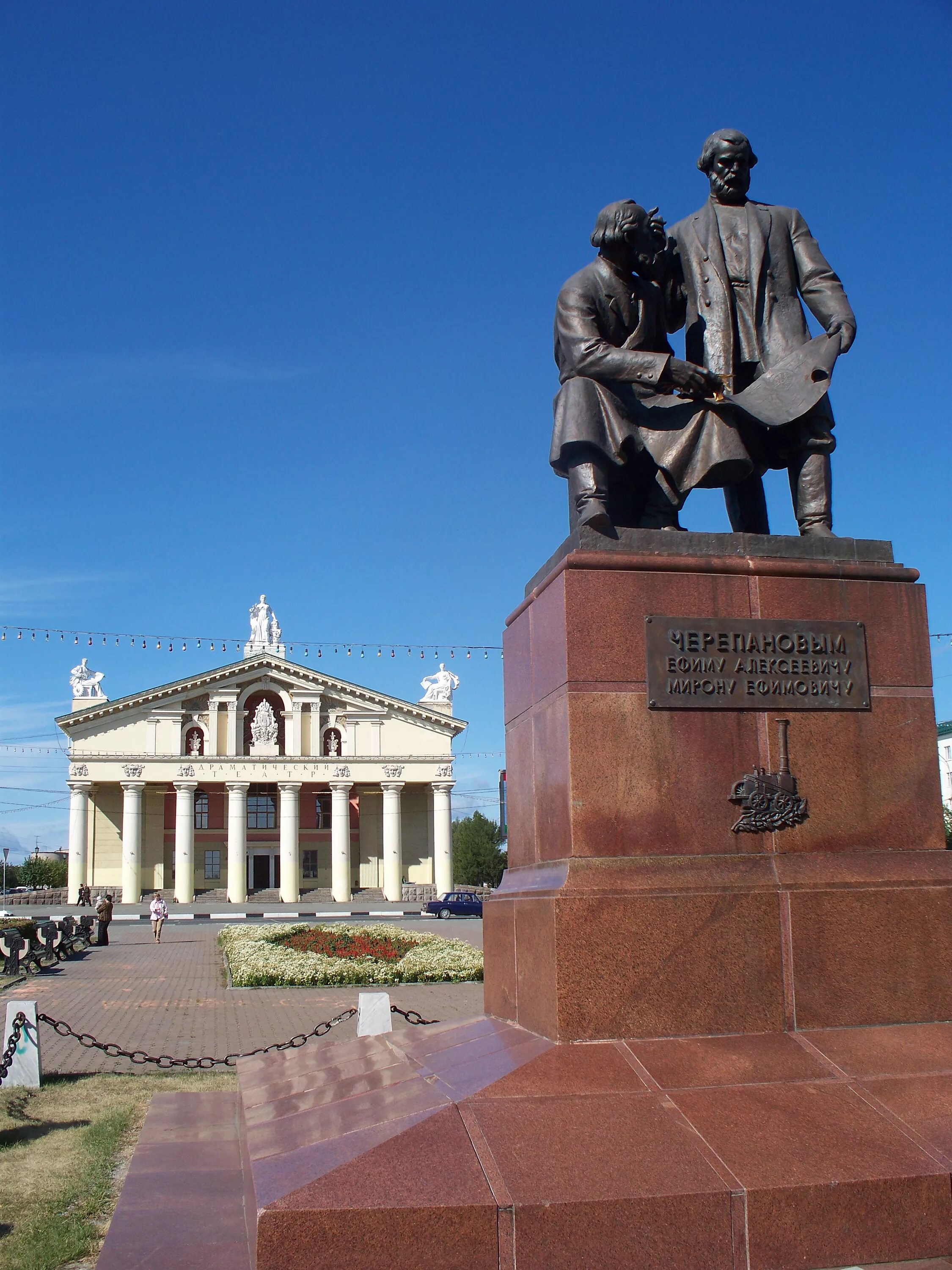 Ниж тагил. Памятник Черепановым Нижний Тагил. Черепановы памятник в Нижнем Тагиле. Достопримечательности города Нижний Тагил памятник Черепановым. Нижний Тагил площадь города.