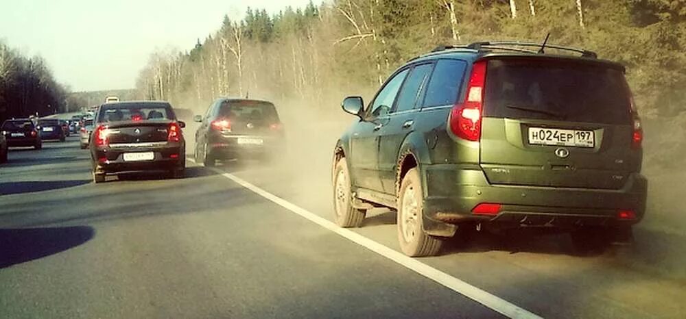 Движение пешехода по обочине навстречу транспорту. Обоченники на дорогах. Трасса с машинами. Движение по обочинам дорог. Движение по обочинам дорог.