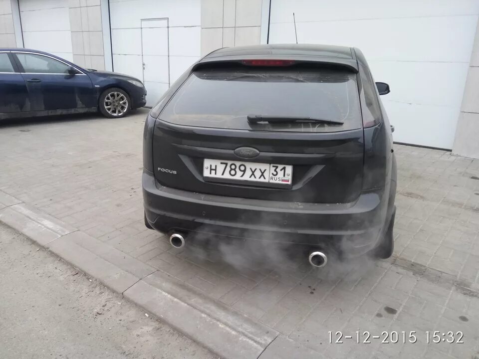 Форд фокус двойной выхлоп. Двойной выхлоп ford focus 3. Выхлоп форд фокус 2. Форд фокус двойной выхлоп. Выхлоп форд фокус 3 седан.