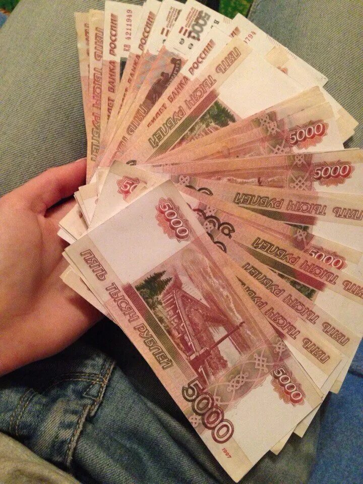 Пачка денег в руках. Пачка денег в женских руках. Деньги в руках девушки. Много денег в руках. 8 т рублей