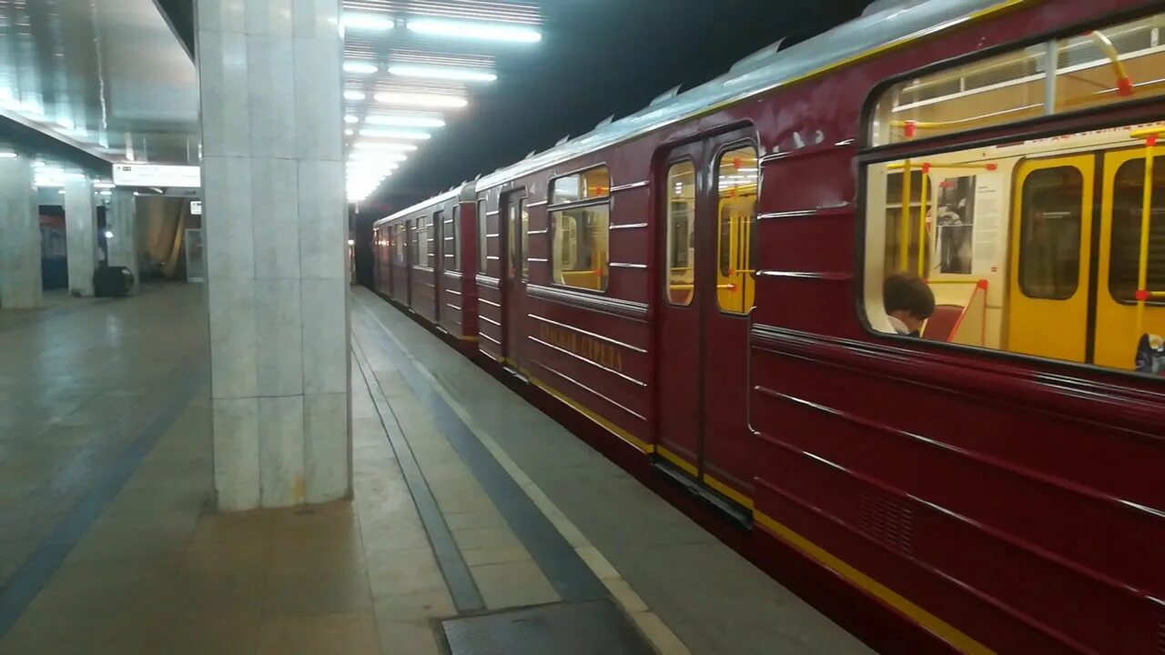 Электропоезд эр9 салон. 81-717 красная стрела. «красная стрела» ленинград-москва 1931 года. Электричка до красного знамени. Поезд красная стрела москва санкт-петербург.
